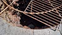 Der Grill besteht nur aus einem Loch im Boden.